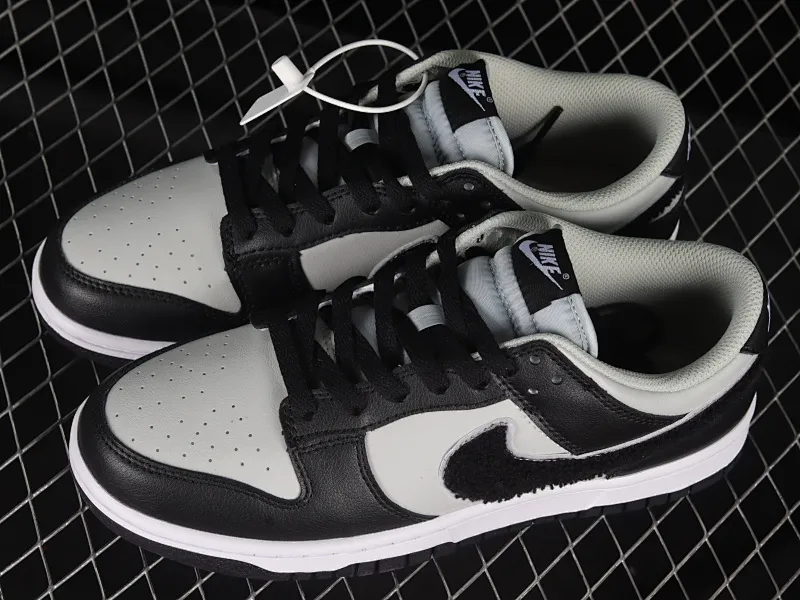 All Categories Nk SB Dunk Series Nk SB Dunk Low Low-top sneakers Cost-effective version Nk Dunk Low "Chenille" plush black hook SB low-top sports and leisure sneakers DQ7683-001